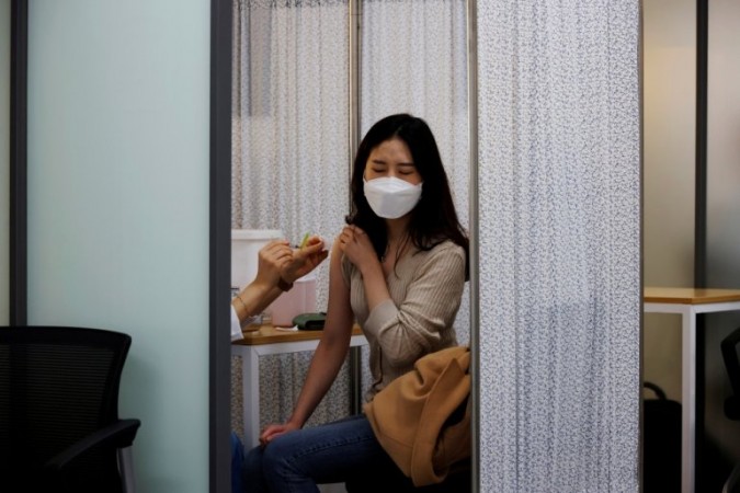 दक्षिण कोरिया का लक्ष्य जून तक 12 मिलियन लोगों को लगाना है टीका