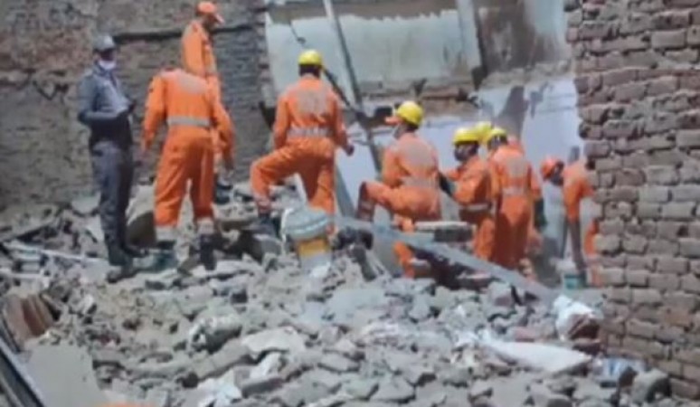 दिल्ली में दर्दनाक हादसा, इमारत गिरने से दो की मौत, एक घायल