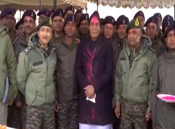 रक्षा मंत्री राजनाथ सिंह ने लेह में जवानों के साथ मनाई होली, किया सियाचिन दौरे का वादा