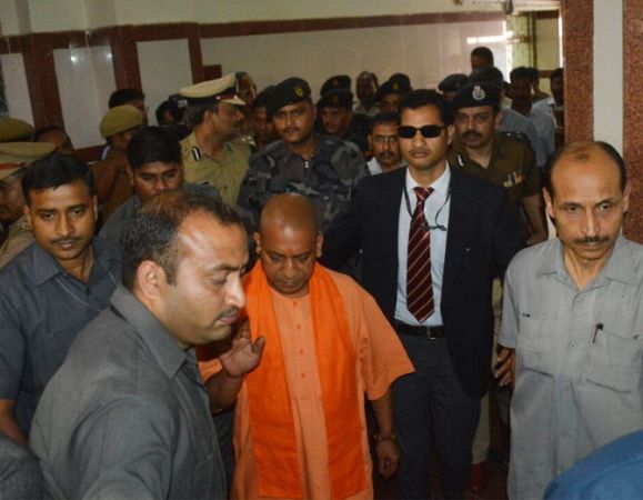 Yogi Adityanath reached hospital to met a victim of Acid Attack