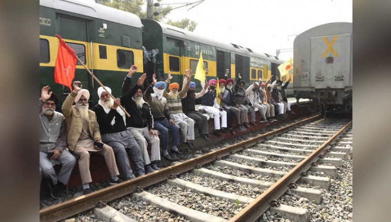 4 शताब्दी ट्रेनें रद्द, प्रदर्शनकारियों ने पटरियों पर दिया धरना