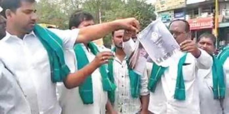 किसानों ने जलाया तमिलनाडु भाजपा का चुनावी घोषणापत्र