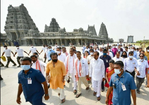 KCR performs pooja at renovated Yadadri Temple