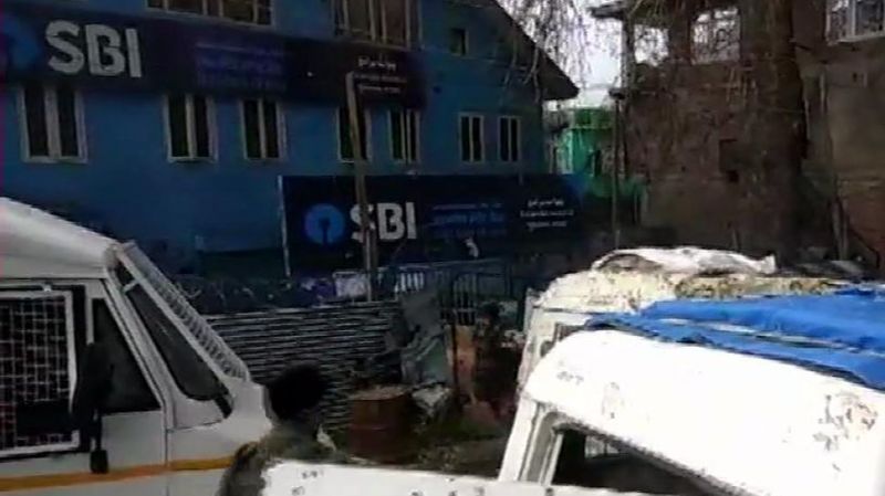 Another hurled of grenade at a CRPF post in Pulwama within 24 hours, one jawan injured
