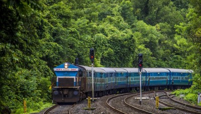 पश्चिम रेलवे ने बिना टिकट यात्रियों से कमाए 12 करोड़ रुपये, बना रिकॉर्ड