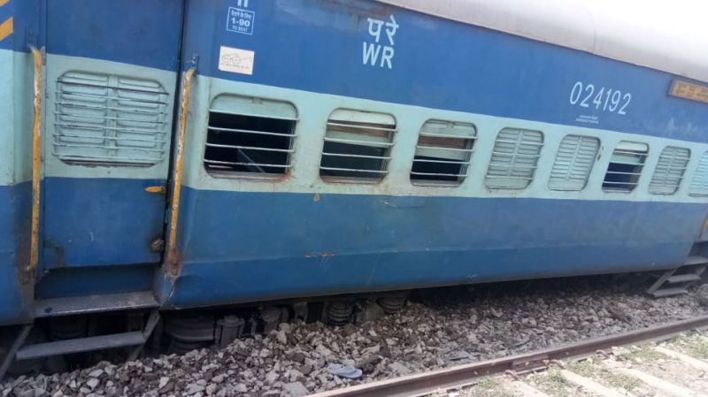 13 coaches of Tapti Ganga express derail in Bihar,4 injured
