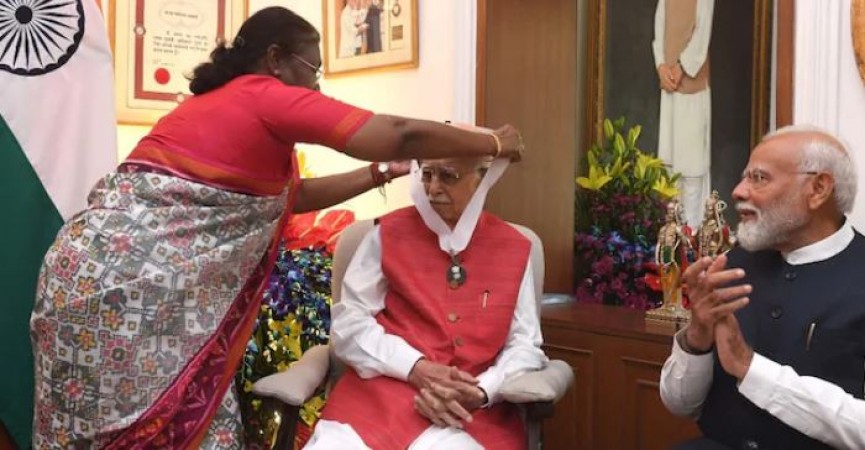 राष्ट्रपति द्रौपदी मुर्मू ने लालकृष्ण आडवाणी को भारत रत्न से सम्मानित किया
