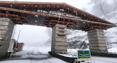 Heavy Snowfall in Himachal Pradesh Strands Hundreds of Vehicles in Atal Tunnel