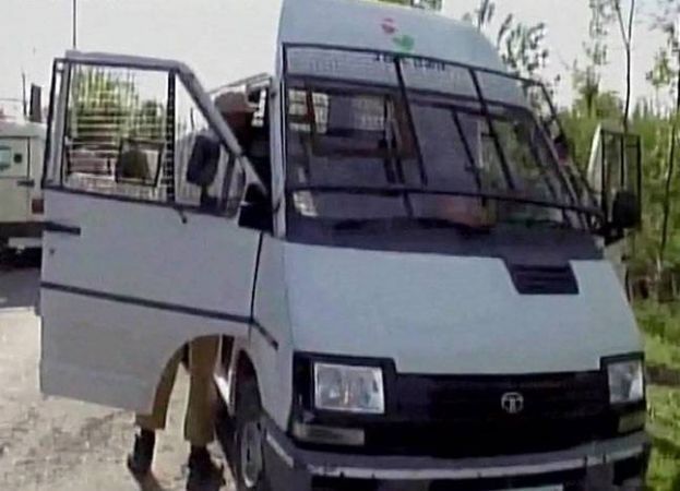 Cash delivery van of a bank in Jammu and Kashmir's Kulgam attacked