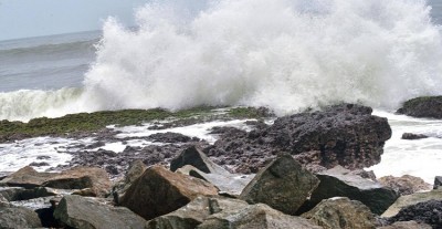 Red Alert Issued as Rough Waves Hit Coastal Areas of Kerala and South Tamil Nadu