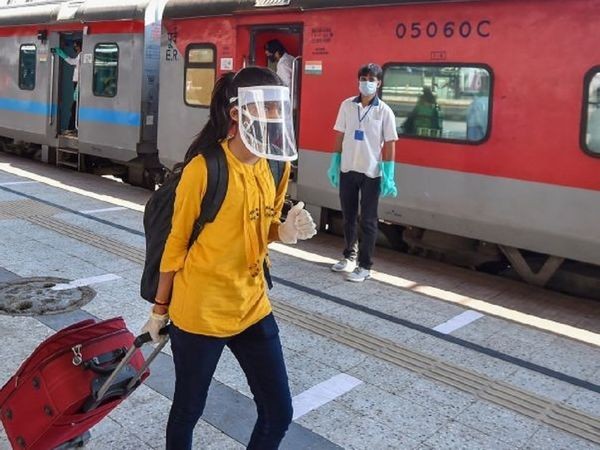 कोरोना संकट के बीच भारतीय रेलवे का बड़ा ऐलान, शुरू की कई स्पेशल ट्रेनें