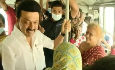 तमिलनाडु: सीएम स्टालिन ने बस की सवारी की, अपनी सरकार के 1 साल पूरे होने पर  लोगो से बातचीत की