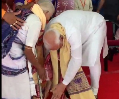 PM Modi Seeks Blessings of Padma Shri Awardee Tribal Poet Purnamasi Jani in Kandhamal