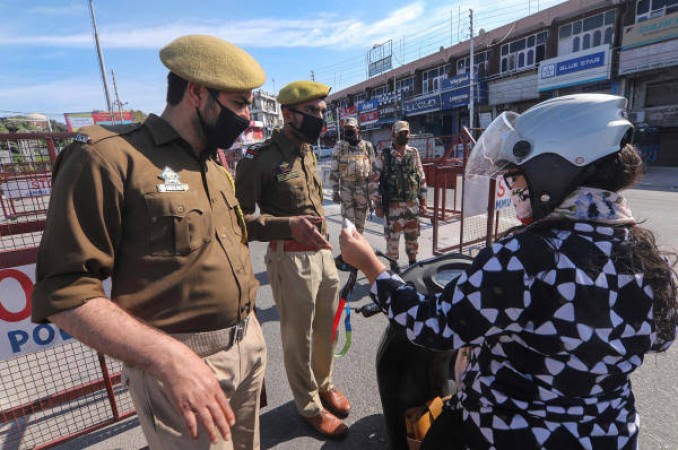 जम्मू-कश्मीर पुलिस ने कोरोना मानदंडों का उल्लंघन करने वाले 137 लोगों को किया गिरफ्तार
