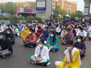 Patients and their relatives staged a protest and blocked, demanded more Covid-19 tests