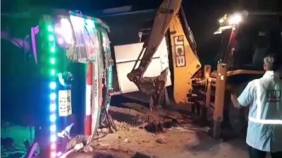 शाहजहांपुर में दर्दनाक हादसा, बस पर ट्रक पलटने से 11 लोगों की मौत और 10 घायल