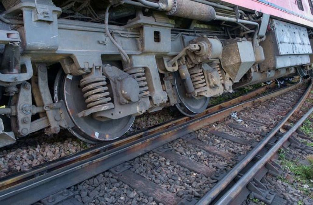 Mumbai Local train derails at Kurla railway station, No injuries reported