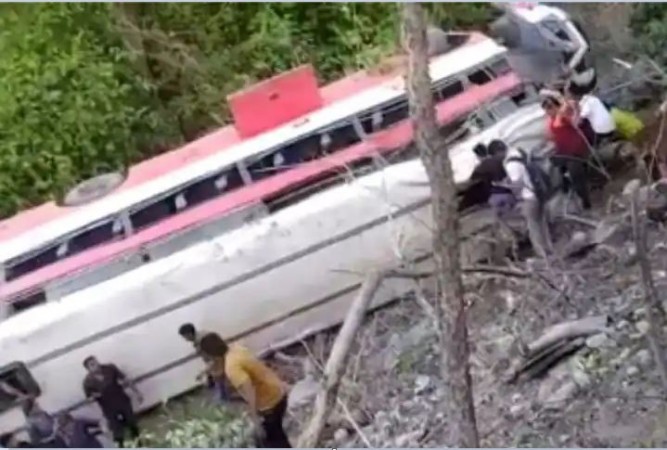 Palghar: Bus plunged into a deep canyon; at least 15 injured