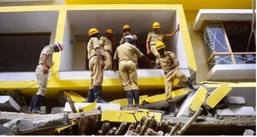 Bangalore  Private hospital's portico collapses, 4 labourers rescued