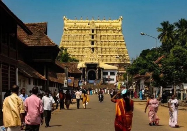 दिवाली पर श्री पद्मनाभस्वामी मंदिर में भक्तों ने की पूजा-अर्चना