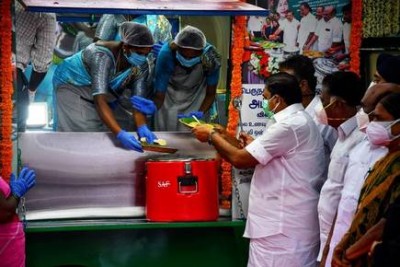 तमिलनाडु के मुख्यमंत्री ने चेन्नई में 3 मोबाइल अम्मा कैंटीन का किया शुभारंभ