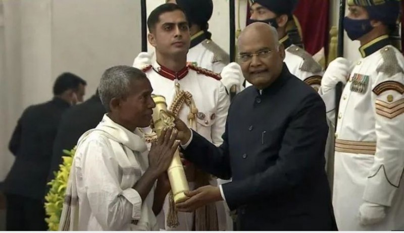 Orange Vendor, Receives the Prestigious ‘Padma Shri Award’ From President Of India