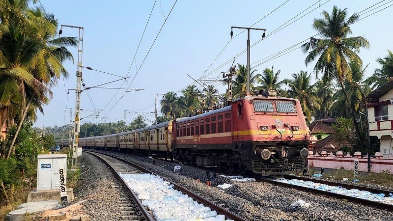 BREAKING! Secunderabad-Shalimar Express Derails Near Howrah; No Injuries Reported