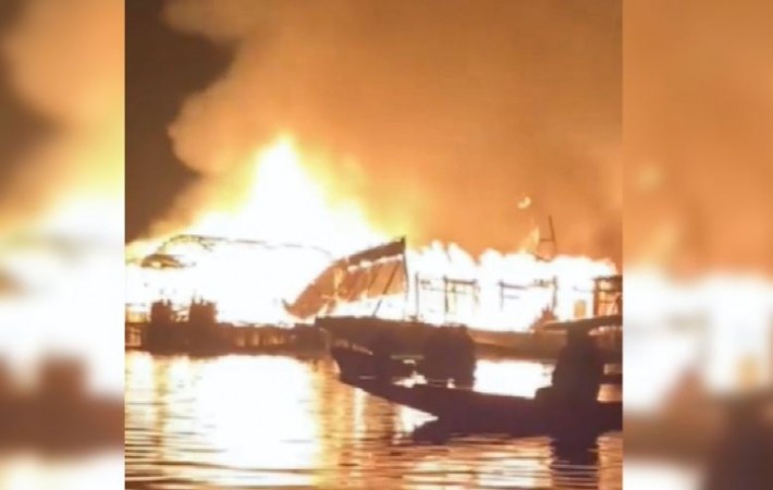 Dal Lake Inferno: Boats Burned as Massive Fire Erupts