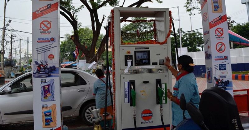 Fuel price drops again, petrol costs Rs. 77.73 and diesel slashes to 72.46 in Delhi