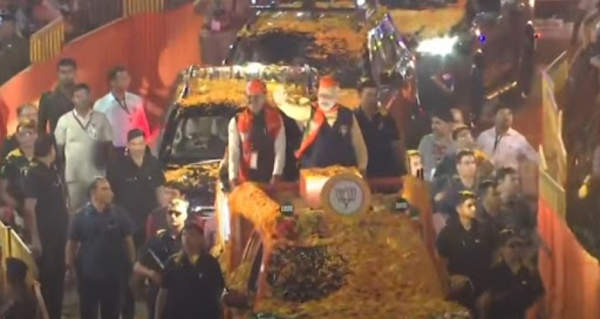 PM Modi's mega road show in the financial capital of Madhya Pradesh, crowd gathered to get a glimpse of the Prime Minister