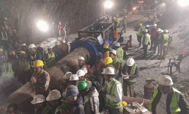 Uttarkashi Tunnel Tragedy: Nitin Gadkari and CM Dhami Review Ongoing Rescue Efforts