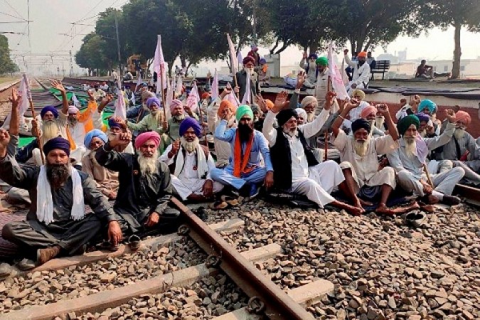 पंजाब में किसानों ने रेलवे ट्रैक को किया जाम