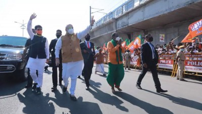 Amit Shah walks on Chennai road to greet supporters