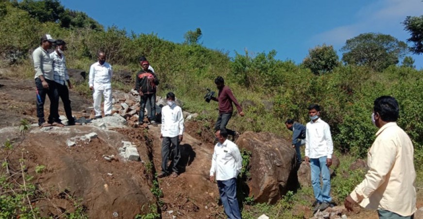 Andhra villagers again laid stones and flags towards Odisha