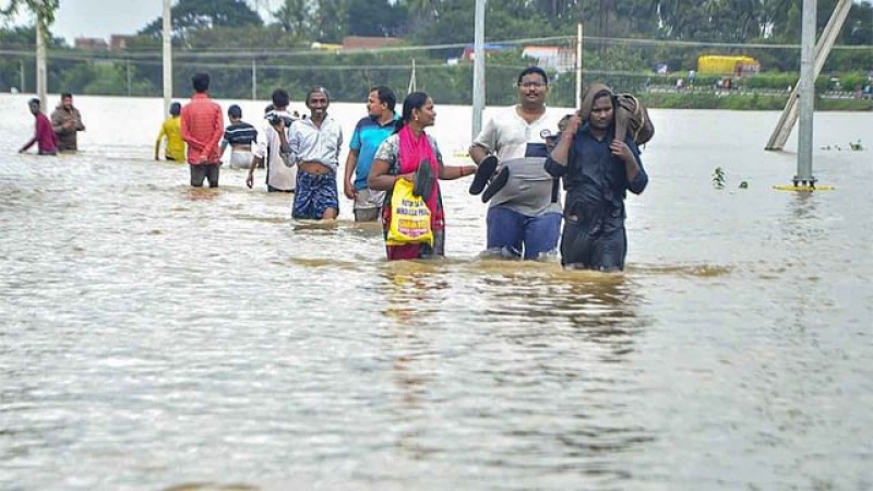 एपी सरकार ने बाढ़ प्रभावित जिलों में आवश्यक वस्तुओं का वितरण किया