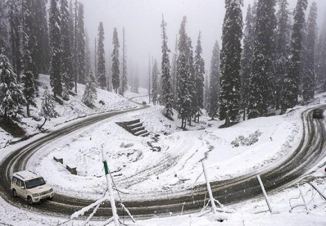 ठंड ने दी दस्तक: कश्मीर घाटी में मौसम की पहली बर्फबारी