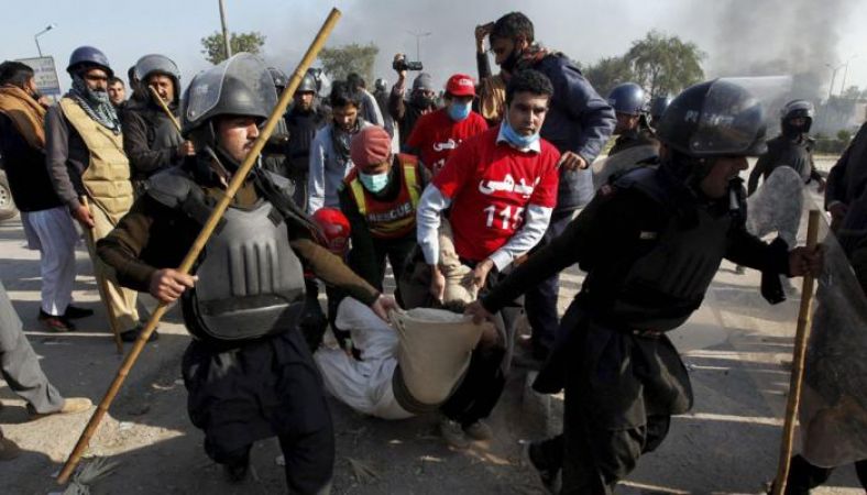 Media blackout issue, Pakistan burns as70 injured during crackdown on Islamist protest,