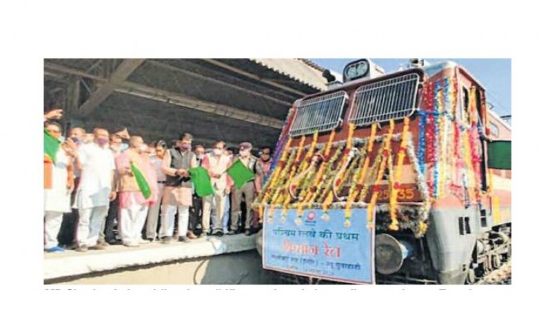 MP Shankar Lalwani flagging off First Kisan train at Indore Rly Stan