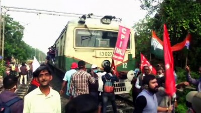 बंगाल में ट्रेड यूनियन की हड़ताल से प्रभावित हुआ जनजीवन