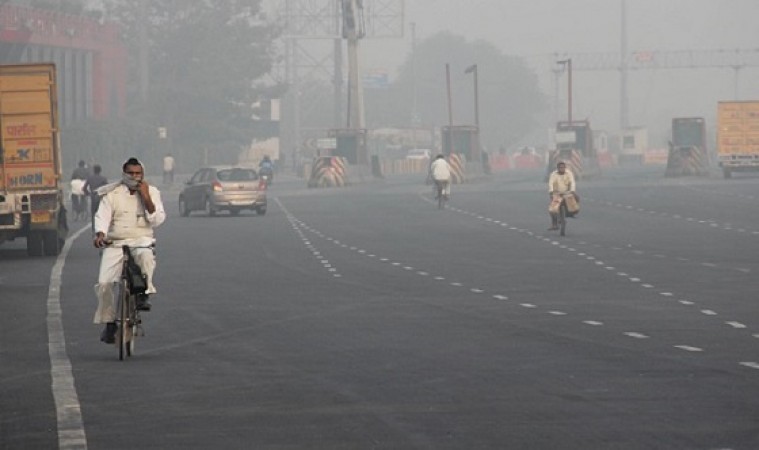 Heavy haze affects Delhi, air quality slips into 'very poor'