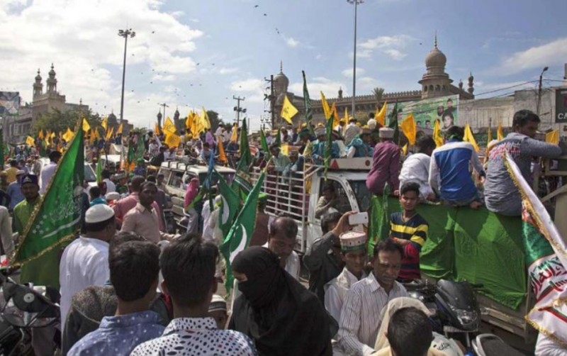 ईद का जुलूस, अंबाजी मंदिर के सामने जाकर भीड़ ने किए अश्लील इशारे, दी गालियां, 20 गिरफ्तार