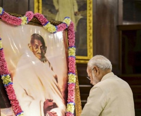 Prime Minister pays Tribute to Mahatma Gandhi and Lal Bahadur Shastri