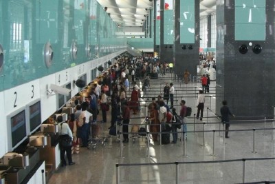 बेंगलुरु: हवाईअड्डे पर उमड़ी भीड़, कतारों में नजर आए लोग