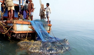 मछुआरों पर लगाए गए प्रतिबंधों को लेकर फिशरीज एसोसिएशन ने किया विरोध प्रदर्शन