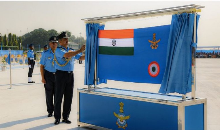 Airforce Day: भारतीय वायु सेना ने दशकों पुराने प्रतीक चिह्न की जगह नए 'प्रतीक चिह्न' का अनावरण किया