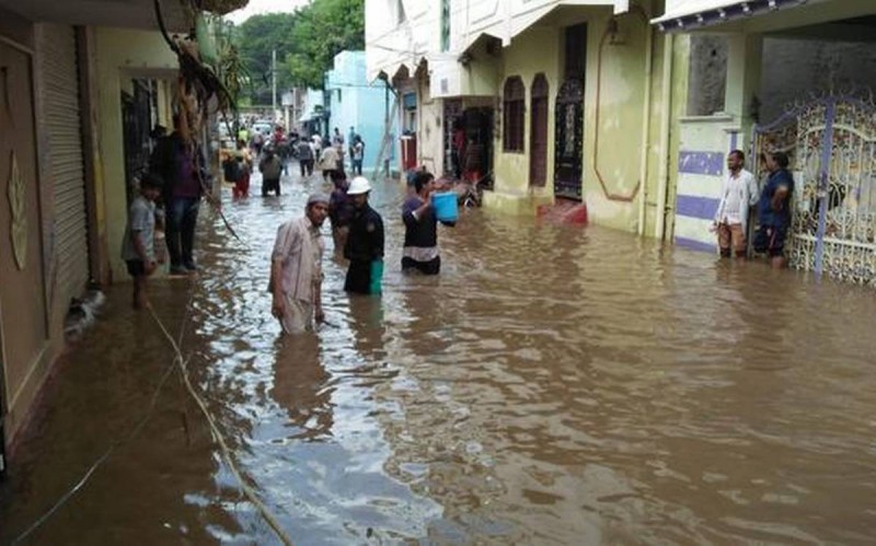 हैदराबाद में कम नहीं हो रहा बारिश का कहर, पानी में डूबा आधा शहर