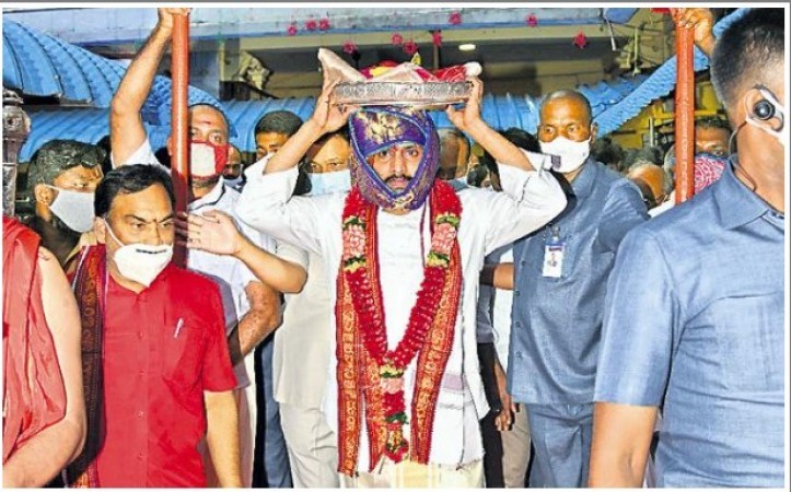 Chief Minister reached Kanak Durga temple with a silk cloth on his head with chanting of Veda mantras