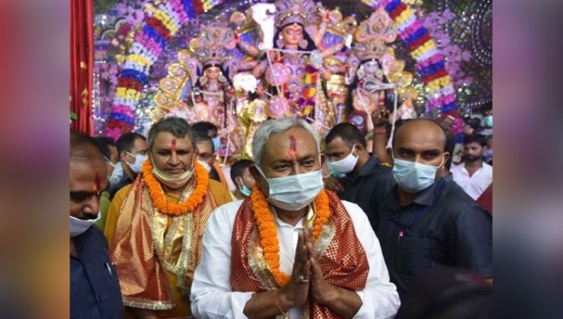 बिहार के सीएम नीतीश कुमार ने 'दुर्गा अष्टमी' पर शीतला माता मंदिर का किया दौरा
