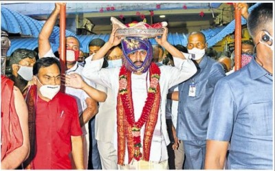 सिर पर रेशमी कपड़ा बांधकर कनक दुर्गा मंदिर पहुंचे मुख्यमंत्री