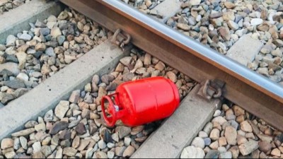 Attempt to Derail Trains: Gas Cylinder Discovered on Tracks Near Roorkee Station